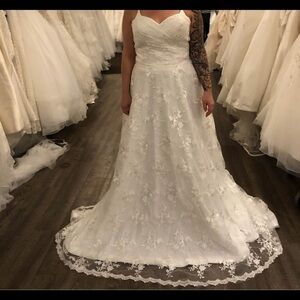 Elegant White Lace Wedding Dress
